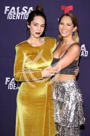 En medio de la polémica desatada por las especulaciones tras su divorcio, geraldine bazán hace frente a un nuevo vergonzoso momento en el set de grabación de la nueva telenovela 'falsa identidad'. Mezcalent Geraldine Y Camila Con Falsa Identidad