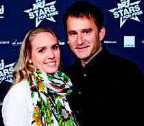 Sascha ruefer (46), der heute (srf 1, 20.10 uhr) den «superzehnkampf» moderiert, kümmert sich auch sehr um seine sie sind viel auf achse. Sascha Ruefer Wir Freuen Uns Unglaublich Aufs Baby Gluckspost