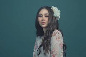 Sayangnya, aura kasih mengaku sang suami tidak berprilaku demikian. Gugat Cerai Suami Aura Kasih Aku Baru Sembuh Dari Rumah Sakit Udah Seminggu Grid Id