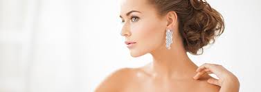 Per le spose che non vogliono osare con la cavigliera, sappiate che le scarpe da sposa celano nella maggior parte dei casi, quel tocco prezioso che donerà luce ai vostri piedi. Idee E Consigli Per Il Tuo Matrimonio I Gioielli Per La Sposa