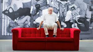 Sich aufs sofa setzen, flegeln. Fotograf Horst Wackerbarth Du Bist Von Dem Ding In Geiselhaft Genommen Archiv