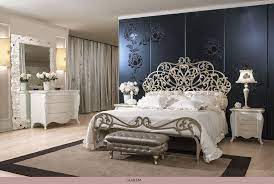 Oltre allaqualità dei materiali e all'estetica di linee e forme concorrono a valorizzarlo anche i. Arredamenti Classico Italiano Presenta Mobili Giusti Portos Arredamenti Cucurachi