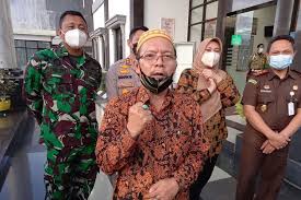 Selain aliran hakekok balatasutak, banyak aliran kontroversial di indonesia yang dipimpin oleh seseorang yang dianggap sebagai 'guru spiritual'. Vyhncasiv9qcjm
