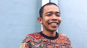 Kabar artis reaksi anwar sanjaya saat dede sunandar pinjam rp 200 juta, sempat matikan telepon lalu bilang ini melalui sambungan telepon, dede sunandar meminta anwar sanjaya untuk meminjamkan uang. Throwback Dede Sunandar Dulu Cleaning Service Kini Jadi Artis Kumparan Com