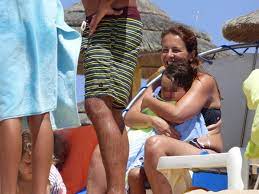 Tânia ribas dias de oliveira (born 18 june 1976) is a portuguese television hostess. Tania Ribas De Oliveira Mima Os Filhos Na Praia Nacional Flash