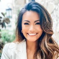 Sarah Traeger's Instagram, Twitter & Facebook