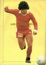Maradona sempre fora um torcedor xeneize fanático. Diego Maradona Argentinos Juniors Lasimagenesretro