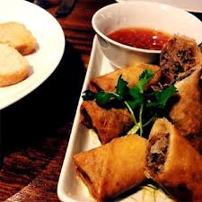 Dijamin renyah, sajikan lumpia ini dengan cocolan saus sambal yang pedas. Lumpia Isi Jamur