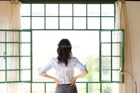 窓から外を見る女性の後ろ姿[11038001688]の写真素材・イラスト素材｜アマナイメージズ