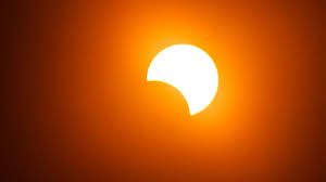 Wie entsteht eine totale sonnenfinsternis? Sonnenfinsternis Begeistert Tausende Menschen
