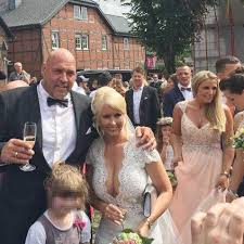 Frank hanebuth kehrte erstmalig nach 3jähriger zwangsabwesendheit nach deutschland zurück die hochzeit des jahres in bissendorf bei hannover: Frank Hanebuth Hells Angels Boss Heiratet In Bissendorf Der Spiegel