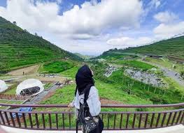 Apalagi tentunya kamu pernah menggambar pemandangan gunung yang indah seperti ini. Lembah Indah Malang Gunung Kawi