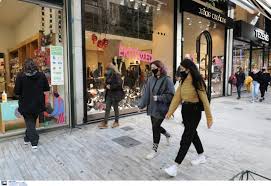 Οι πολίτες μπορούν πλέον να κυκλοφορύν στους δρόμους με υποχρεωτική χρήση μάσκας όμως στα μέσα μεταφοράς, τα σούπερ μάρκετ αλλά και στα εμπορικά καταστήματα. Arsh Metrwn Skepseis Gia Anoigma Toy Lianemporioy Meta Thn Ka8ara Deytera