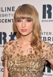 She had long hair with curls and bangs that she used to style in various ways. Lovely Long Blonde Curly Hairstyle With Loose Spirals Taylor Swift Hair Styles Hairstyles Weekly