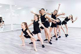 Origins of jazz dance can be traced all the way back to the first years of the arrival of african slaves to the shores of central and north america. Jazz Dance Training Fur Kids Und Teens Tanzraum Sabrina Adomeit