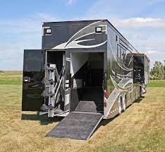 This Horse Trailer Model Featherlite Has Massive Luxury Living Quarters With Four Slide Outs That Horse Trailers Horse Trailer Living Quarters Horse Transport