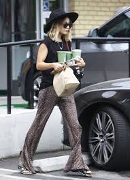 vanessa hudgens stops for breakfast