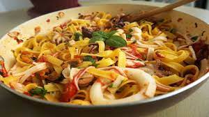 Paste cu creveti si sos alb reteta video blondelish. Reteta Paste Cu Fructe De Mare Tagliatelle Cu Fructe De Mare Alina In The Kitchen Youtube