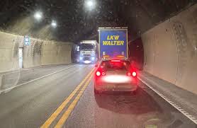 En motorsykkel kjørte av veien. Ulykker Og Hendelser Saetre Dennis Fra Royken Beskriver Kaos Ved Oslofjordtunnelen Opp Til Ti Biler Snur Mot Dobbel Sperrelinje