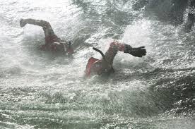 Der rebellische schwimmchampion jake fischer meldet sich freiwillig für die ausbildung zum rettungsschwimmer bei der küstenwache. Film Datenbank Bilder Kabeleins