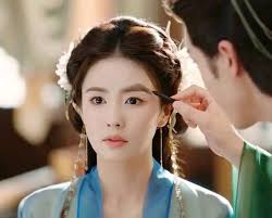 กู่จินเฉา“ ใน “Liang Chen Mei Jin” เป็นนางเอกที่ฉลาด  มีความแข็งแกร่งทางอารมณ์ กล้าคิดกล้าทำ มีเสน่ห์ และเสรีภาพในตัวเอง  เธอไม่ใช่หญิงอ่อนโยนทั่วไป จึงเตะตาและโดดเด่น ✨เหรินหมิ่น รับบท กู่จินเฉา  📸ภาพจากกอง LiangChenMeiJin (กำลังถ่ายทำ) #เหรินหมิ่น #任 ...