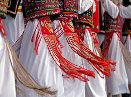 Români, pronounced roˈmɨnʲ) are a romance ethnic group and nation native to romania, that share a common romanian culture, ancestry. Romanian People Are Fighting Back Against Cultural Appropriation In The Most Incredible Way Indy100 Indy100
