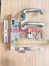 Pintu rumah adalah hal yang sangat penting dan menjadi salah satu pilar penting untuk keamanan rumah. Jual Kunci Pintu Alumunium Dan Pintu Kayu Set Handle Pintu Stanlis Set Kota Bogor Mustika Santi Shop Tokopedia