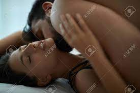 Homem e mulher fazendo sexo na cama