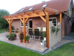 Holz als baumaterial für eine terrassenüberdachung besitzt ein natürliches aussehen, der für eine warme atmosphäre sorgt. Wintergartenparadies Falkensee