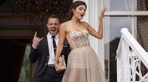 Partneri hande erçel'le dizideki öpüşme sahnesinin kamera arkası görüntüleri sosyal medyaya düşen oyuncu, maalesef öyle bir şey oldu. Are Hande Ercel And Kerem Bursin Moving Their On Screen Romance To Real Life Pictures Al Bawaba