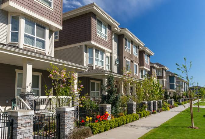 Barrington-Area Luxury Homes: Lifestyle, Costs, Privacy & Resale Considerations