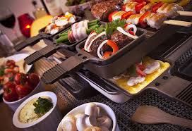 Die Zutaten Fur Das Raclette Konnen Sehr Vielfaltig Sein Hier Ein Paar Ideen Welche Auf Dem Heissen Stein Angebraten Oder Zum Rezepte Raclette Rezepte Essen