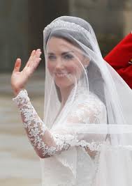 Kate hat sich für eine robe von alexander mcqueen entschieden. Kate Middleton Ein Jahrzehnt Spater Ein Detaillierter Blick Auf Ihr Unvergessliches Hochzeitskleid Vogue Germany