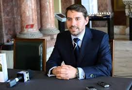 In 2010, printul nicolae a fost decorat de bunicul sau la palatul elisabeta si a facut turul romaniei. Cine Este Nicolae PrinÈul Exclus Din Linia De Succesiune La Coroana Romaniei