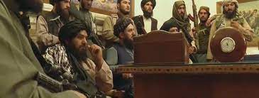 Taliban, afganistan bağımsızlık günü anmalarında ulusal bayrağın kaldırılmasına karşı çıkan yüzlerce protestocuya ateş açtı. Ux Pcljmlw Ezm