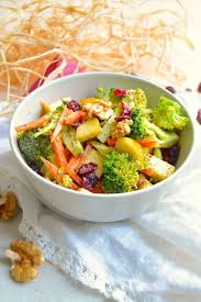 Salade Crue Au Brocoli Carotte Pomme Noix Et Cranberries Vegane Salade Brocoli Recettes De Cuisine Recette De Plat