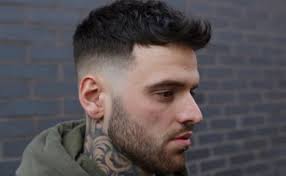 Potongan rambut pria keren ini jadi andalan banyak pesepak bola karena cukup effortless dan tahan di semua medan. 20 Model Rambut Pria Tampil Ganteng Dengan Gaya Terbaru