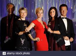 Se med når det passer dig. Links Nach Rechts Tom Hanks Gemma Arterton Und Joseph Gordon Levitt Wahrend Der Dreharbeiten Zu Der Graham Norton Show In Den Londoner Studios Sudlondon Am Freitag Abend Auf Bbc One Ausgestrahlt Werden Stockfotografie