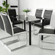 La chaise klara se distingue par son design. Lot De 6 Chaises De Salle A Manger Ou Cuisine Revetement Synthetique Noir Et Blanc Cdiscount Maison