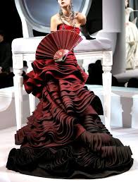 A Model Presents A Creation By British Designer John Galliano For Christian Dior S Haute Couture Spring Summer 2007 C Fashion Couture Fashion Beautiful Dresses