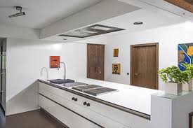 Blick Auf Die Kochinsel Der Next125 Kuchen Mit Den Eingebauten Gaggenau Kochstellen Und Der In Die Abgehangte Decke Intergrierten Kuche Abgehangte Decke Wohnen