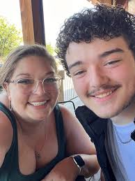 I think this pink and silver resin bowl with pressed flowers is so cute!  Love these pigments from This Little Piggy ❤️