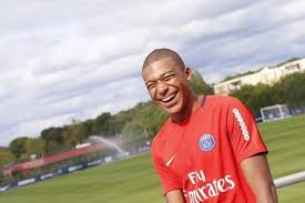 Kylian Mbappe Pour Son Premier Entrainement Avec Le Psg Psg Neymar Footballeur