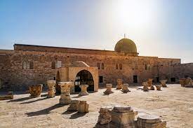 Al-masjid al-aqsa  una moschea situata sul monte del tempio di  gerusalemme.  il
