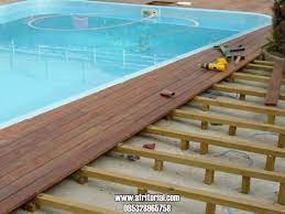 Untuk pemasangan lantai kayu yang dilapisi lem atau kuku cair, komposisi dioleskan ke sisi belakang profil dan ditekan ke permukaan dinding. Lantai Kayu Outdoor Untuk Taman Dan Tepi Kolam Renang