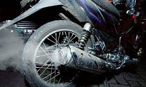 Asap hitam pada knalpot disebabkan oleh mesin membakar bahan bakar terlalu banyak (boros) bisa karena setingan angin/co terlalu boros atau karena pengapian yang jadi, jangan anggap remeh asap putih yang keluar dari. Cara Mengatasi Asap Putih Hitam Mio Yang Tidak Normal Gingsul Com