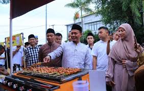 GoRiau - Pantau Pasar Ramadan, Wako Pekanbaru Pastikan Takjil di Jalan WR  Supratman Aman