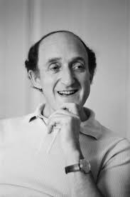 Sinds de val van de berlijnse muur in november 1989, zag tempelhof een opleving van de activiteiten. Acteur Ron Moody 91 Overleden Film Hln Be