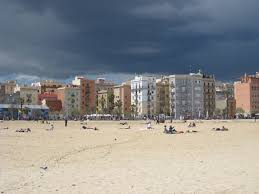 Die gelbe linie l4 fährt fast. Am Strand Von Barcelona Foto Bild Wetter Natur Bilder Auf Fotocommunity
