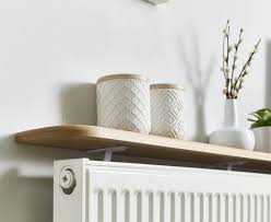 Une Petite Tablette Positionnee Au Dessus Du Radiateur Permet De L Habiller En Toute Simplicite Https Idees De Decor Deco Maison Interieur Deco Entree Maison